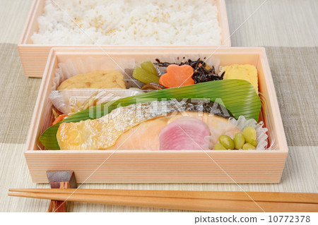美味的烤三文魚午餐盒 美味的烤三文魚午餐盒 10772378