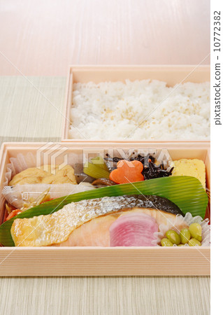 美味的烤三文魚午餐盒 美味的烤三文魚午餐盒 10772382