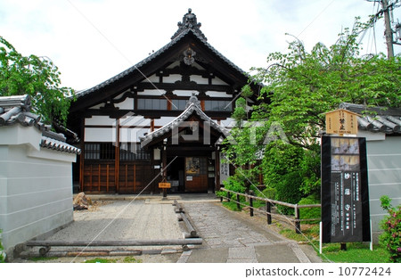 Myoshi籍寺廟主閘的風景看法在京都 10772424
