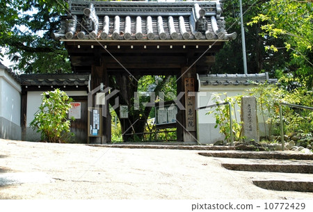 Scenic view of the main gate of Kyoto Keizakuin 10772429