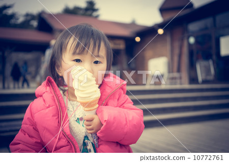 Infant eating soft cream 10772761