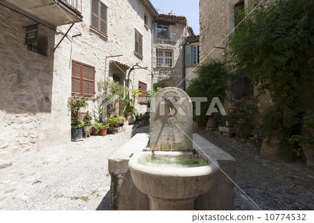 南法國旅遊聖保羅德旺斯聖保羅德旺斯噴泉在村莊廣場 10774532
