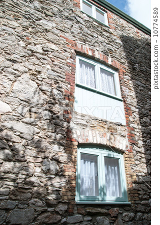 在石牆上的窗口 10774589