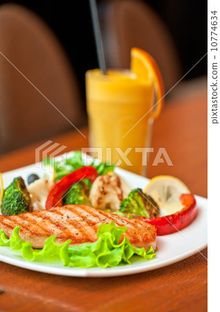 salmon steak 10774634
