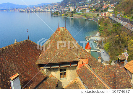 從Chillon城堡塔的看法漂浮在湖Leman瑞士 10774687