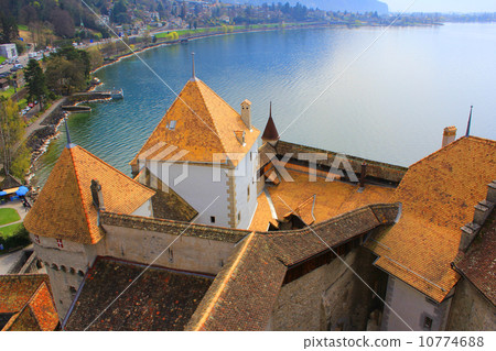 從Chillon城堡塔的看法漂浮在湖Leman瑞士 10774688