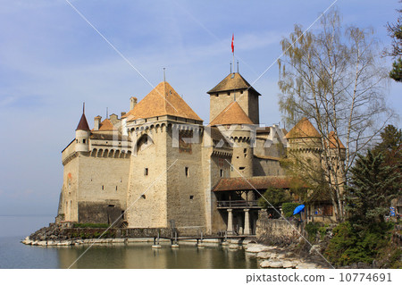 漂浮在湖Leman瑞士的Chillon城堡 10774691