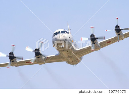 在Shimosa Base Air Show P-3C獵戶座低空飛行的海上自衛隊巡邏機 10774975