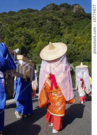 Nishiki Banner Presentation Procession, Hananokura Shrine, a World Heritage Site, Heian Period Costume Procession, Historical Scenery, Heian Period Picture Scroll, Image Material 10774977