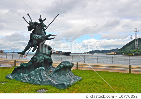 Statue of "Yoshitsune Hikaru Jump" (Mimososawa river / Shimonosekawa Town of Shimonoseki City, Yamaguchi Prefecture) Statue of "Yoshitsune Hikaru Jump" (Mimososawa river / Shimonosekawa Town of Shimonoseki City, Yamaguchi Prefecture) 10776852