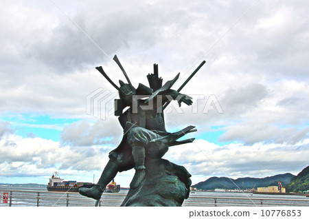 Statue of "Yoshitsune Hikaru Jump" (Mimososawa river / Shimonosekawa Town of Shimonoseki City, Yamaguchi Prefecture) Statue of "Yoshitsune Hikaru Jump" (Mimososawa river / Shimonosekawa Town of Shimonoseki City, Yamaguchi Prefecture) 10776853