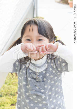 4歲的女孩微笑的臉 4歲的女孩微笑的臉 10777982