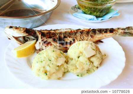 Roasted fish with potatoes 10778026