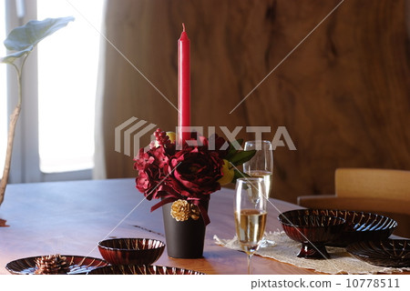 窗邊和桌子 10778511