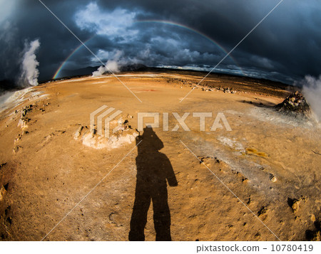 Dramatic rainbow 10780419