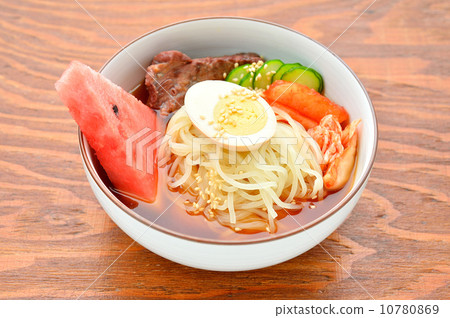 It is cold noodles in Morioka cold noodle arrangement. 10780869