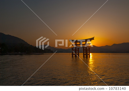 Itsukushima Shrine Otorii 10783140
