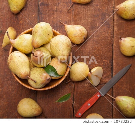 yellow pears 10783223