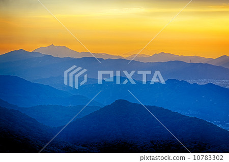 hong kong sunrise on mountain 10783302