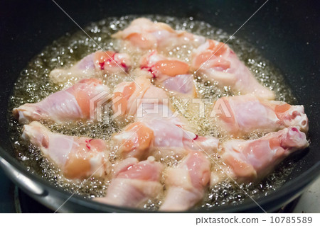 cooking raw chicken thighs 10785589