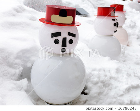 little snow standing on snow little snow standing on snow 10786245