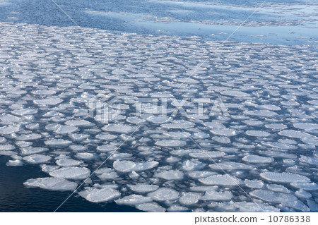 cracked ice on river in spring time 10786338