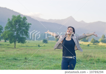 Pretty woman with opened arms expressing freedom 10789294