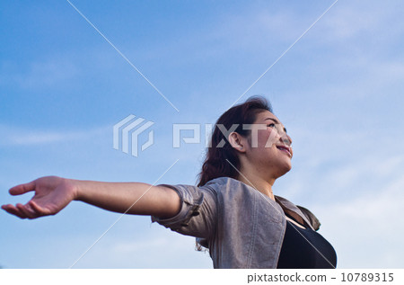 Pretty woman with opened arms expressing freedom 10789315