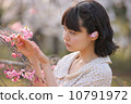 A young woman who loves cherry blossoms 10791972