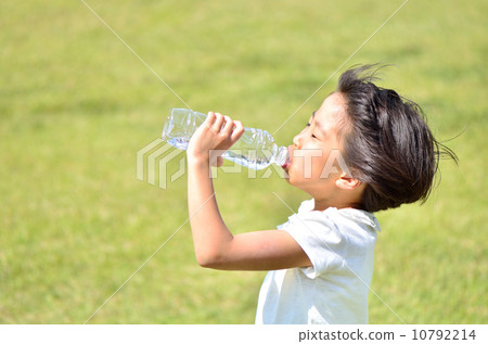 Girl drinking water at lawn plaza 10792214