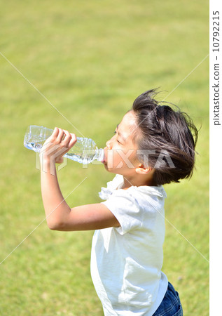 Girl drinking water at lawn plaza 10792215