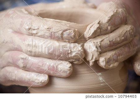 Hands of a potter 10794403