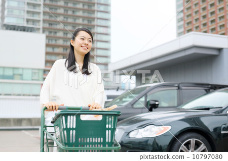 Young woman shopping (parking lot) 10797080