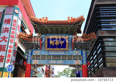 Yokohama Chinatown Yonemon gate 10798713
