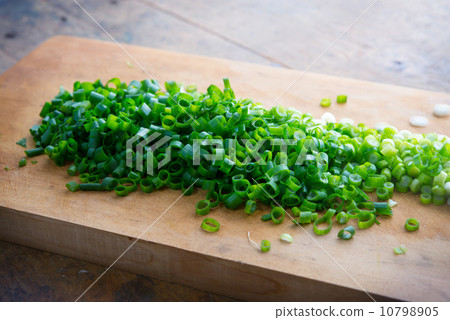 Cutting board and carved green onion 10798905