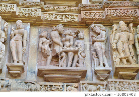一個米圖納雕像和一個天體母親裝飾卡修拉荷的拉克什馬納神廟的外牆 10802408