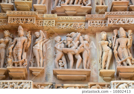 克久拉霍拉克什馬納寺的宏偉的米圖納雕像 克久拉霍拉克什馬納寺的宏偉的米圖納雕像 10802413