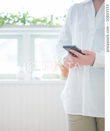 婦女和智能手機 10803553
