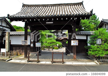 Scenery of the gate gate of Kyoto Kinno-in Temple 10804099