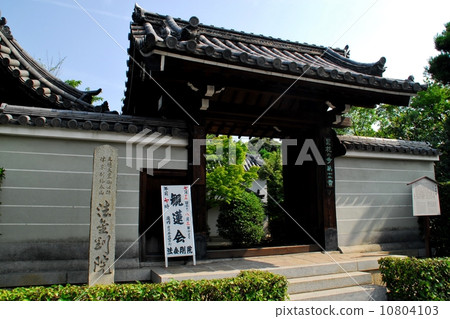 Scenic view of King George Kyoto's main gate of Kyoto law Scenic view of King George Kyoto's main gate of Kyoto law 10804103