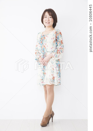 Middle-aged female 10806445