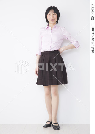 Middle-aged female Middle-aged female 10806459