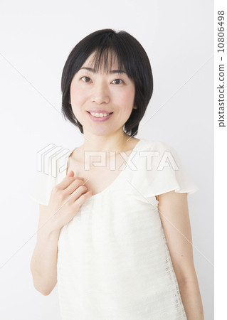 Middle-aged female Middle-aged female 10806498