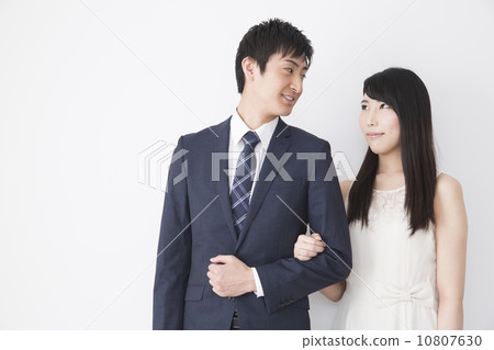 肖像年輕男性和女性 10807630