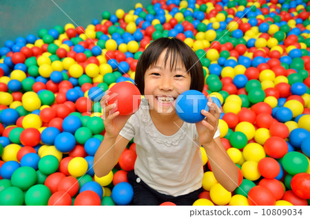 女孩在球池玩 10809034