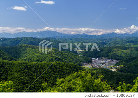 從Sasu-cho Shallowyama城堡遺址在月亮的城堡月亮的前景 10809157