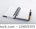 Open black and white ringed notepad  10809305