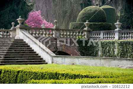 Walk in the castle garden 10812212