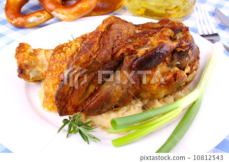Grilled pork with pickled cabbage, pretzels and beer 10812543