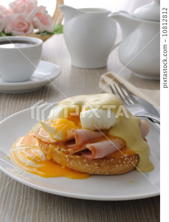 eggs (poached) with ham on a bun sauce 10812812